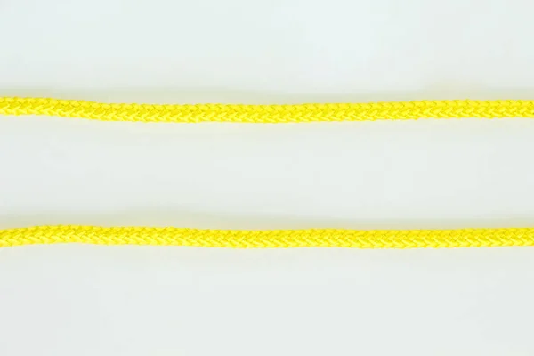 白い背景に黄色のスレッド — ストック写真