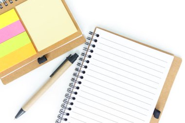 defter sağ sayfa ve beyaz zemin üzerine kalem.