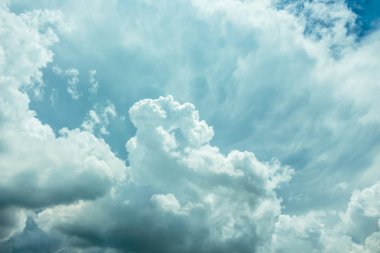 Mavi gökyüzünde beyaz bulutlar.