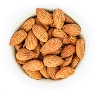 Beyaz arka plan üzerinde beyaz kase üst görünümünde badem.