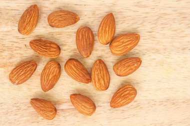 ahşap arka plan üzerinde yığın badem üstten görünüm.