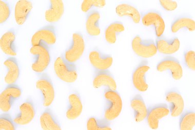 Beyaz arka plan üzerinde kaju tam doku üstten görünüm.