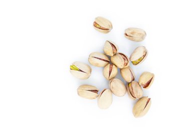 yığın beyaz arka plan üzerinde fıstıklı.
