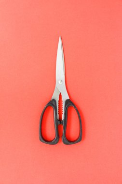 kırmızı bir arka plan üzerinde siyah makas kesim