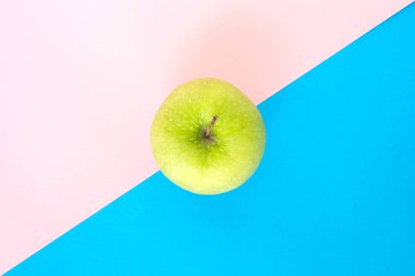 pembe mavi gül kuvars huzur zemin üzerine yeşil elma