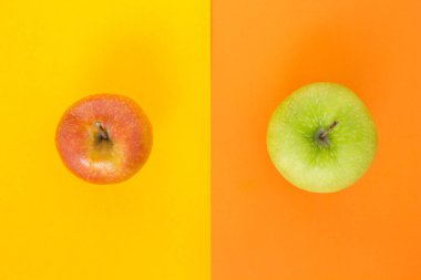 kırmızı elma ve sarı turuncu zemin üzerine yeşil elma