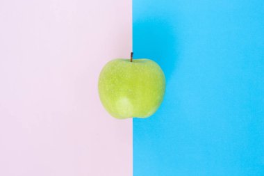 pembe mavi gül kuvars huzur zemin üzerine yeşil elma