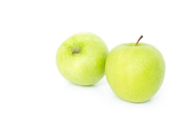 Beyaz arkaplanda yeşil elma