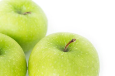 Beyaz arkaplanda yeşil elma