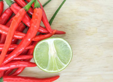 ahşap arka plan üzerinde kırmızı biber baharatlı kireç