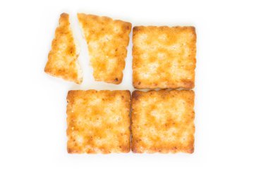 Beyaz arka plan üzerinde yarım üstten görünüm kırık kraker.