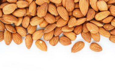 badem üstten görünüm çerçeve yığın veya beyaz arka plan üzerinde kenarlık.