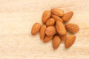 ahşap arka plan üzerinde yığın badem üstten görünüm.