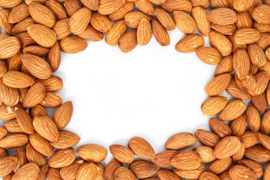 badem üstten görünüm çerçeve yığın veya beyaz arka plan üzerinde kenarlık.