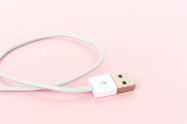 USB kablo bağlantı noktası şarj pembe bir arka plan üzerinde