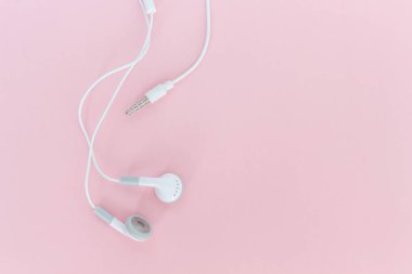 kulaklık ya da kulaklık pembe bir arka plan üzerinde