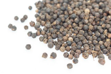 beyaz zemin üzerine karabiber yığın.