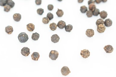 beyaz zemin üzerine karabiber yığın.