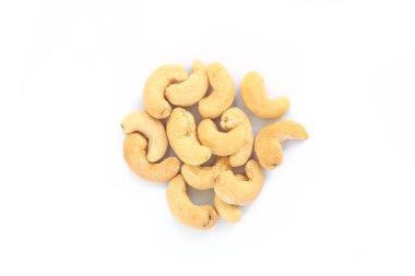 Beyaz arka plan üzerinde yığın kaju fıstığı üstten görünüm.