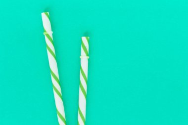 yeşil zemin üzerine yeşil şeritli çubuk