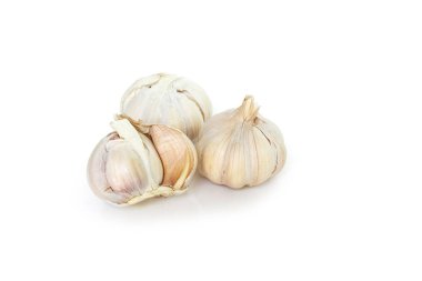 Beyaz arkaplanda sarımsak