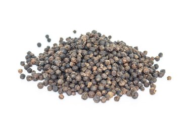 beyaz zemin üzerine karabiber yığın.