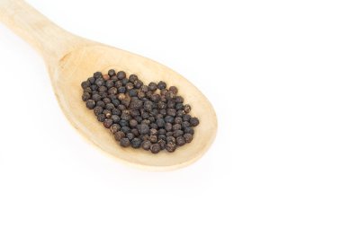 kaşık yığın beyaz zemin üzerine karabiber.