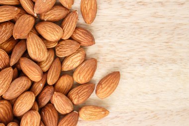 yığın badem üstten görünüm çerçeve veya ahşap arka plan üzerinde kenarlık.