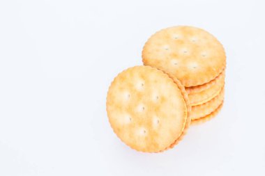 Daire kırık beyaz arka plan üzerinde kazık.