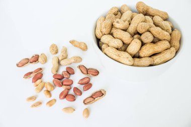 Beyaz arka plan üzerinde beyaz kase fıstık kazık