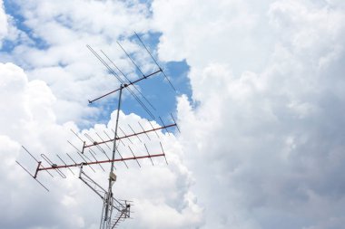 TV anteni gökyüzü altında eski