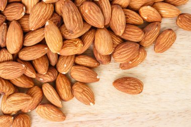 yığın badem üstten görünüm çerçeve veya ahşap arka plan üzerinde kenarlık.