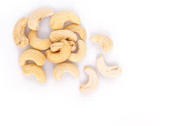 Beyaz arka plan üzerinde yığın kaju fıstığı.