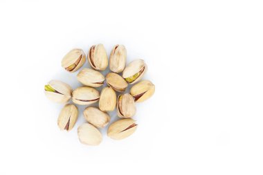 yığın beyaz arka plan üzerinde fıstıklı.