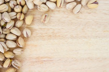 Fıstıklı üstten görünüm çerçeve veya ahşap arka plan üzerinde kenarlık.