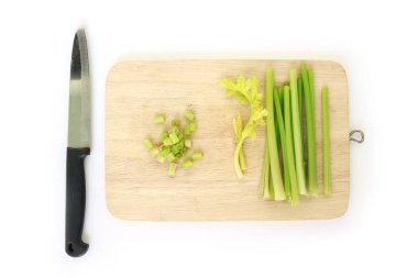 kereviz sapı parça yığın sebze organik gıda sağlıklı doğa kesme tahtası üzerinde