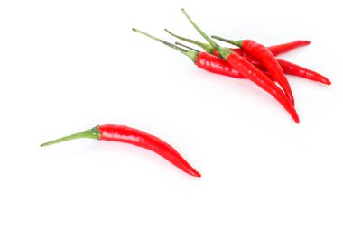 beyaz zemin üzerine kırmızı biber baharatlı sebze