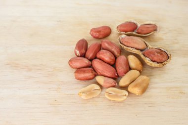 fıstık kabuğu ahşap arka plan üzerinde