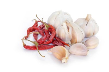 malzemeler sarımsak, beyaz zemin üzerine kırmızı biber