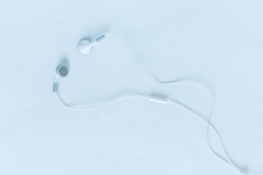 Beyaz arka plan üzerinde kulaklık ya da kulaklık üstten görünüm