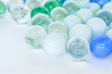 Cam top küre dekorasyon beyaz arka plan üzerinde