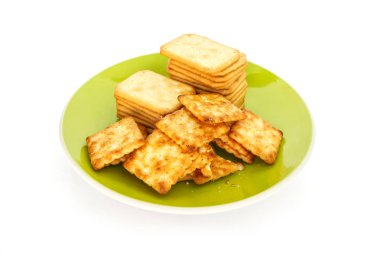 Beyaz arka plan üzerinde plaka üzerinde craker.