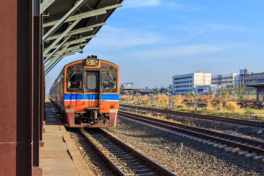 Tren demirli platformlar.