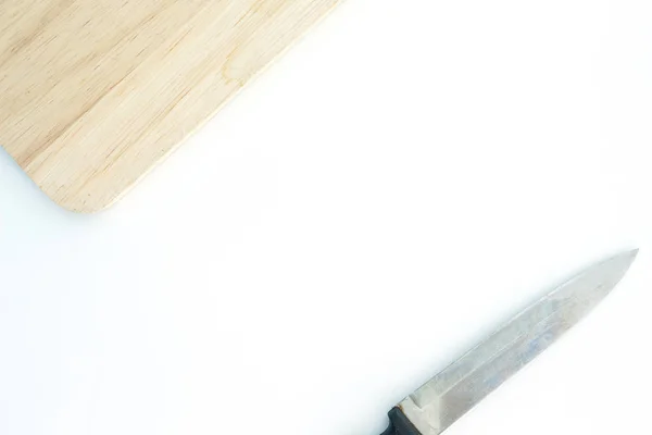 Messer Und Schneidebrett Auf Weißem Hintergrund — Stockfoto