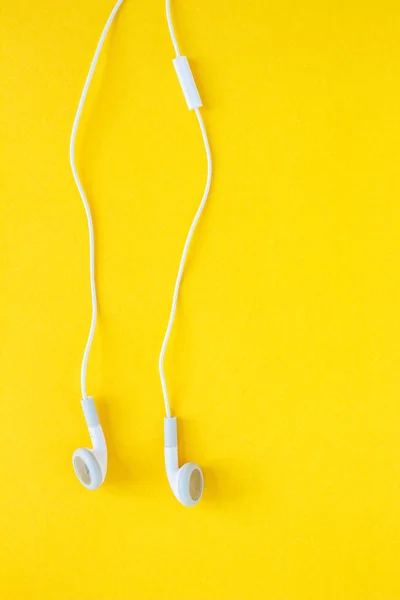 Навушники Або Навушники Жовтому Фоні — стокове фото