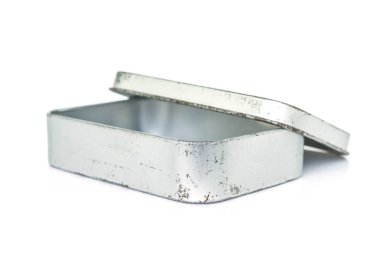 gümüş gri veya beyaz arka plan kutusu eski açık kapağında çelik.