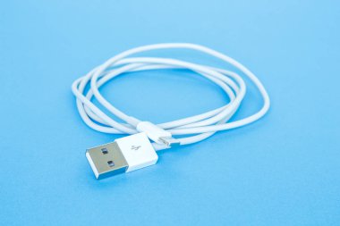 USB kablo bağlantı noktası şarj mavi zemin üzerine