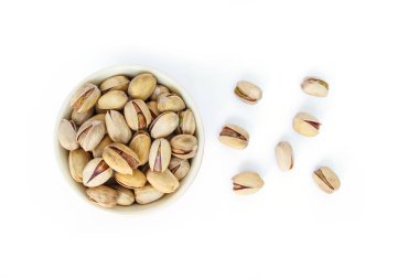 kapta beyaz zemin üzerine Antep fıstığı.