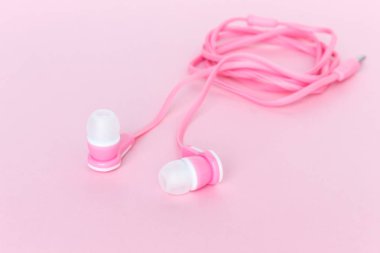 kulaklık ya da kulaklık pembe bir arka plan üzerinde