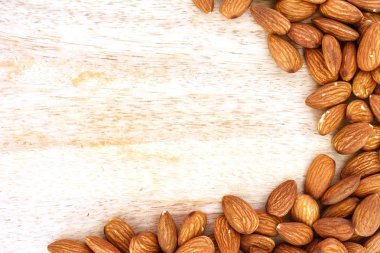 yığın badem üstten görünüm çerçeve veya ahşap arka plan üzerinde kenarlık.
